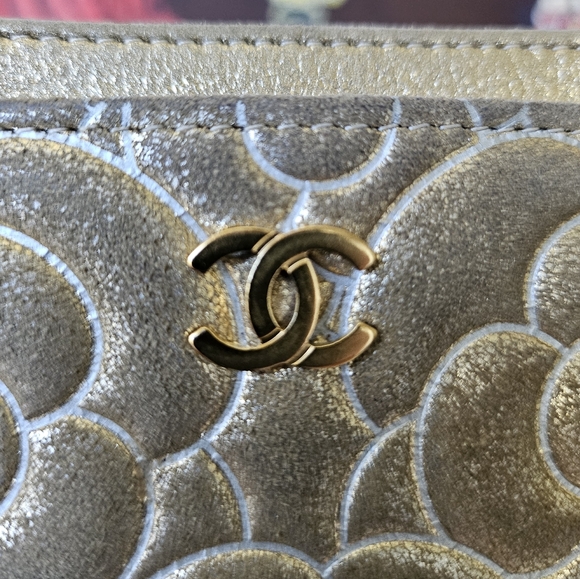 RARE EUC Chanel Suede Camelia Embossed Card Holder - Picture 12 of 13